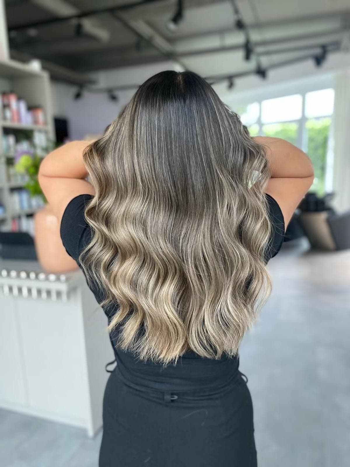 Dimensionales Balayage mit softem Blond-Verlauf – Der Salon by Kristina